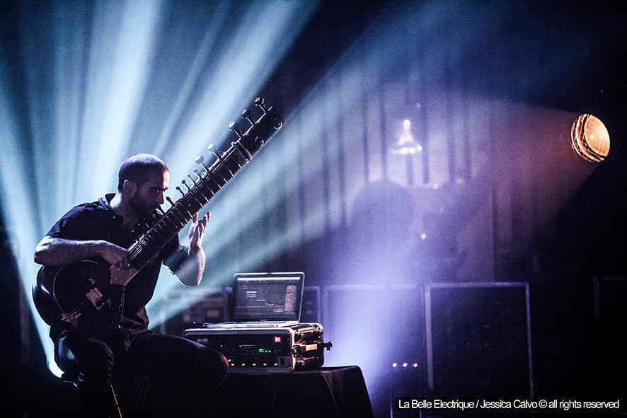 Benjamin Nectoux jouant du sitar sur scène
